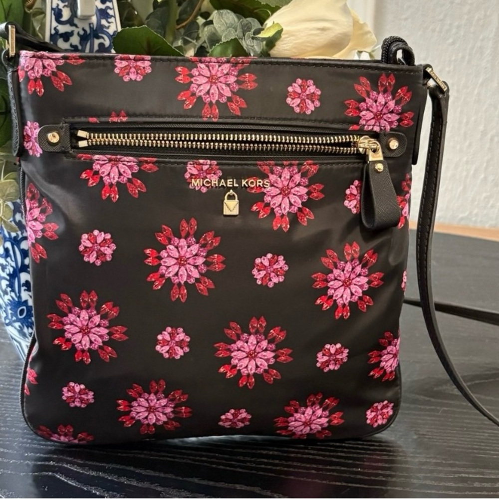 Michael Kors Kelsey Large Crossbody Bag Is Eye-Catching and Fun